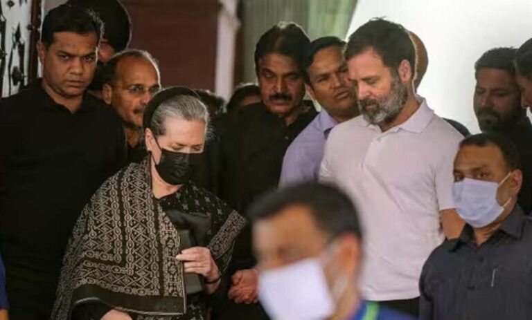 खुद को राष्ट्रवादी कहते हैं और 2 लोगों को देख