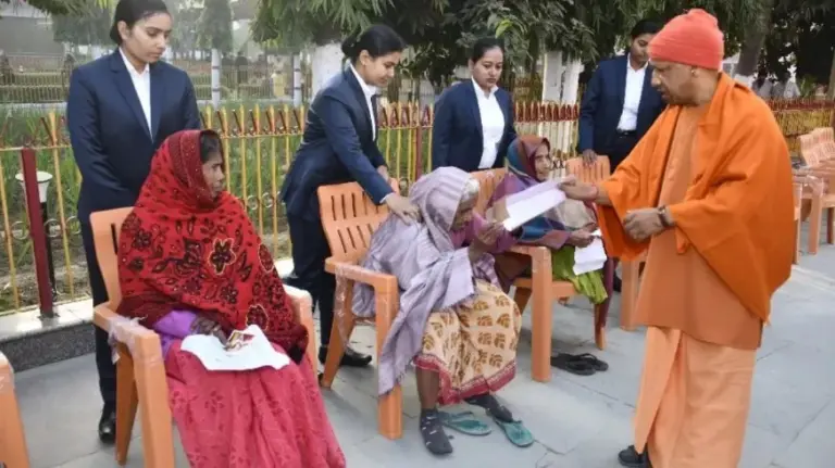 CM Yogi Adityanath ने महिला के इलाज के लिए सहायता