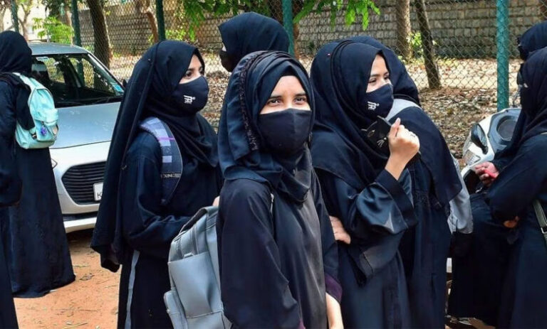 कर्नाटक सरकार ने बैन हटाया तो भाजपा बोली- ये शरिया