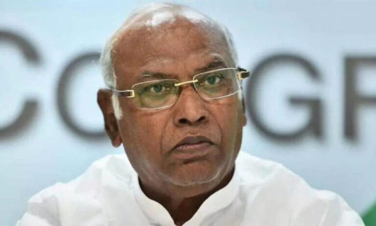 रेलवे स्टेशनों पर प्रधानमंत्री मोदी की तस्वीरों के साथ लगे