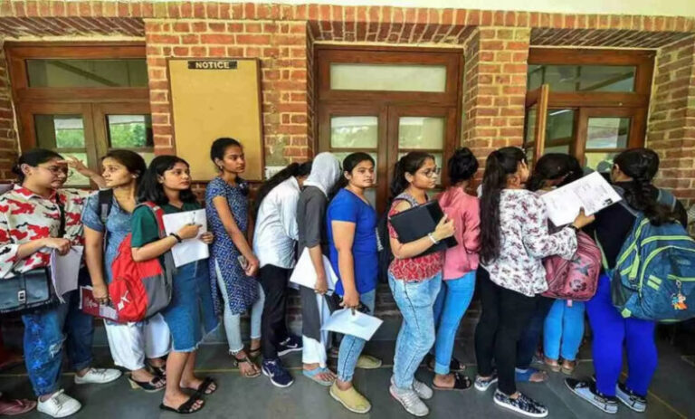 विश्वविद्यालय अनुदान आयोग ने विश्वविद्यालयों को एमफिल पाठ्यक्रम की पेशकश
