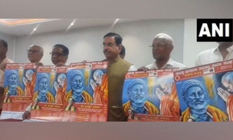 केंद्रीय मंत्री प्रह्लाद जोशी ने एक कैलेंडर जारी किया, जिसमें