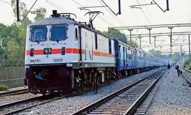 भारतीय रेलवे अपने यात्रियों और कर्मचारियों को जो सुविधाएं देती