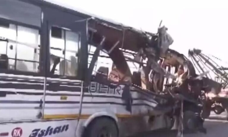 Assam: सुबह-सुबह दर्दनाक हादसा, बस की ट्रक से भीषण भिड़ंत,