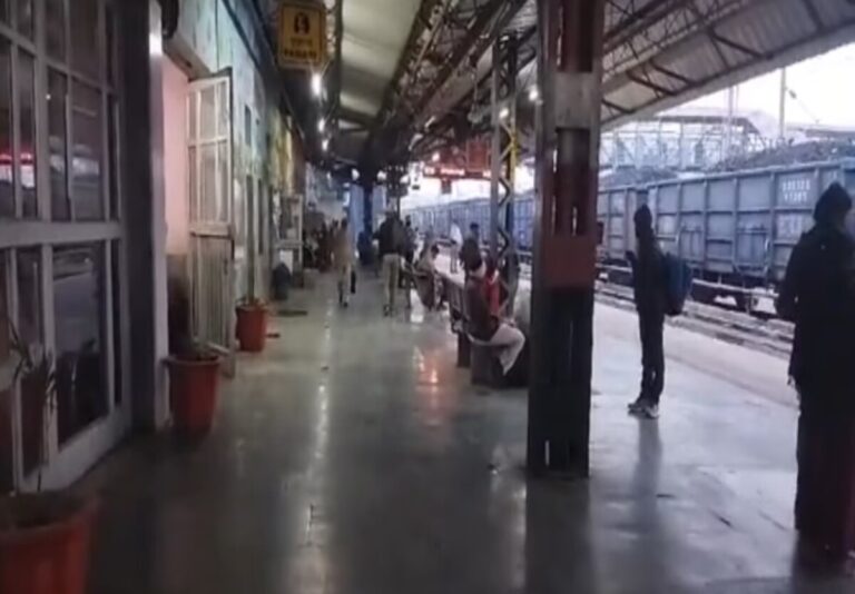 Bhiwani News: रेलवे स्टेशन पर रैन बसेरों की सुविधा नहीं,