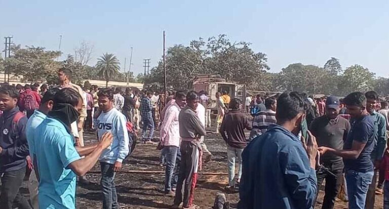 पटाखे की दुकान में अचानक आग लग गई, यह आग
