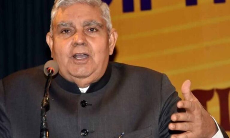 मुझे बहुत पीड़ा होती है जब कोई अज्ञानी, इतिहास से