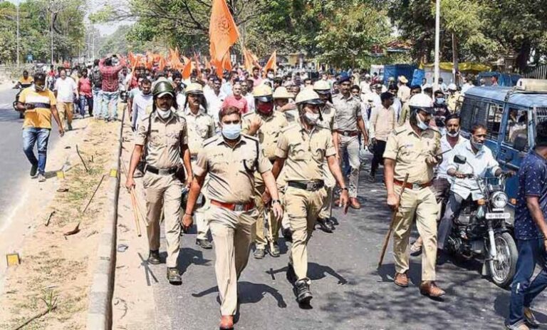 'हनुमा ध्वज' को हटाए जाने पर हिंसा को शांत करने