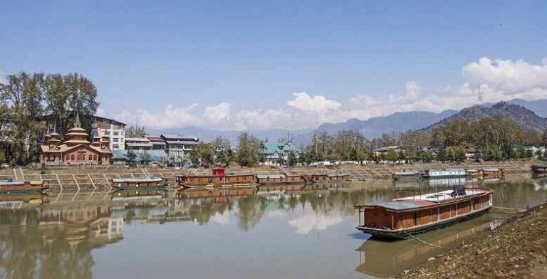 कश्मीर घाटी में शुष्क मौसम और बादल छाये रहने के