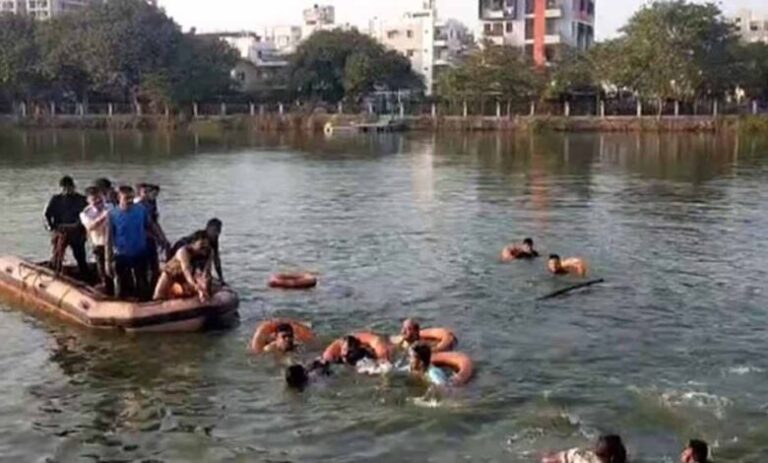 हरणी की मोटनाथ झील में नौका विहार कर रहे थे,