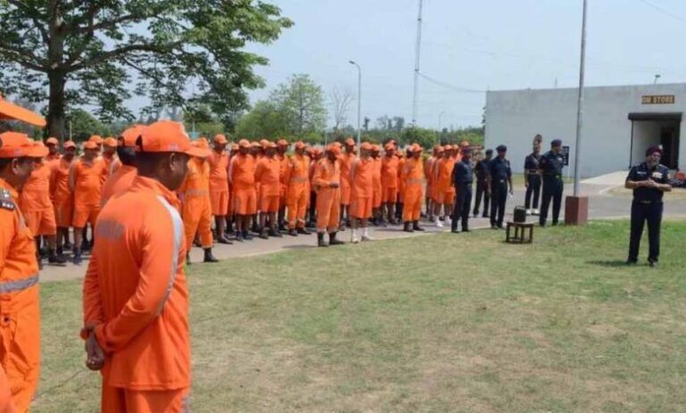 NDRF के HAZMAT वाहन शहर में लगा रहे चक्कर, परमाणु