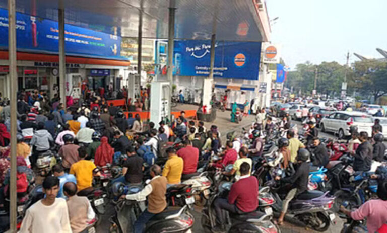 हिमाचल से महाराष्ट्र तक संकट: कई जगह कतारें, ड्राइवरों की