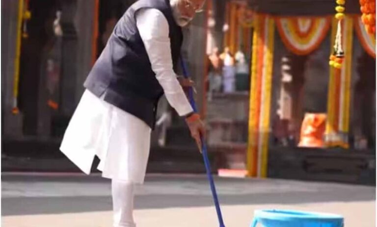 नासिक स्थित कालाराम मंदिर में पोछा लगाकर प्रधानमंत्री नरेंद्र मोदी