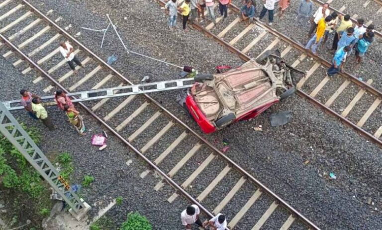 सिग्नलिंग की समस्या ठीक कर रहे थे, तभी लोकल ट्रेन
