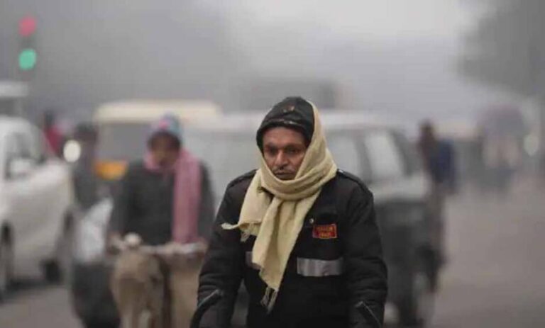 पहाड़ों पर बर्फबारी और घने कोहरे के कारण दिल्लीवासियों को