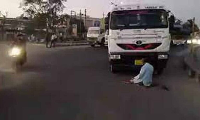 पुलिस ने बताया था कि गुजरात के बनासकांठा में एक