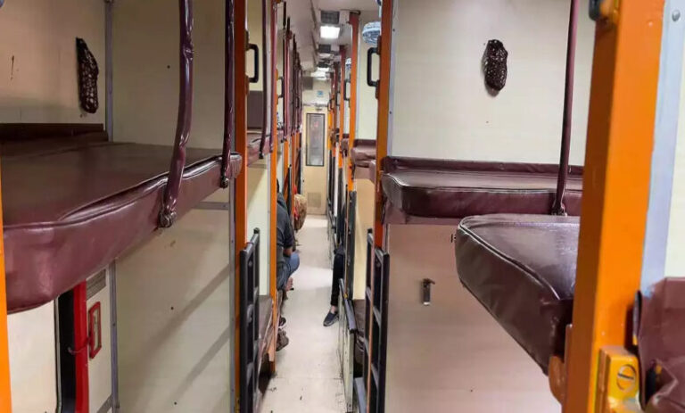 पुरी-हटिया एक्सप्रेस ट्रेन के S-6 कोच में रात को सोने