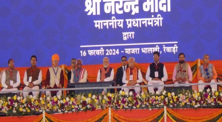 Politics: PM Modi के साथ रेवाड़ी में मंच पर उप
