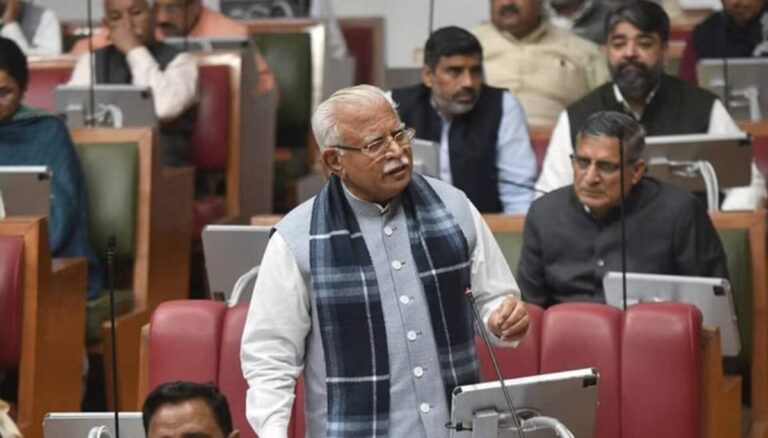 भर्ती घोटाले पर उठे मंहोहर-हुड्डा के बीच WhatsApp चैट सीडी