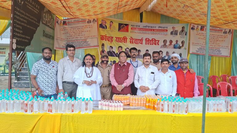 कांवड़ियों की सेवा में मानव अधिकार मिशन का समर्पण बोतलबंद जल व जूस वितरण कर दिखाया मानवता का संदेश।